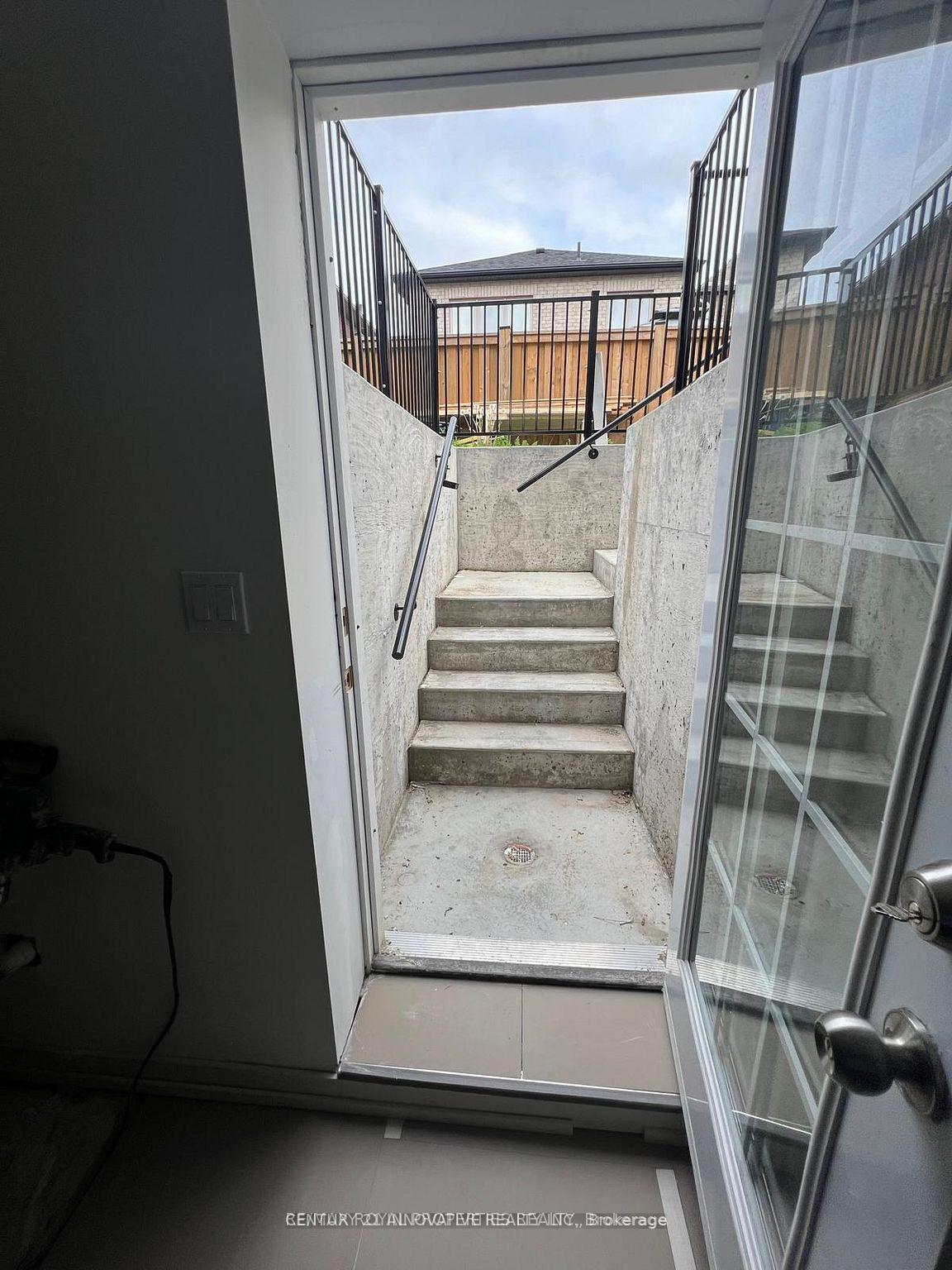 1042-kingpeak-crescent-pickering-ontario-e12752322