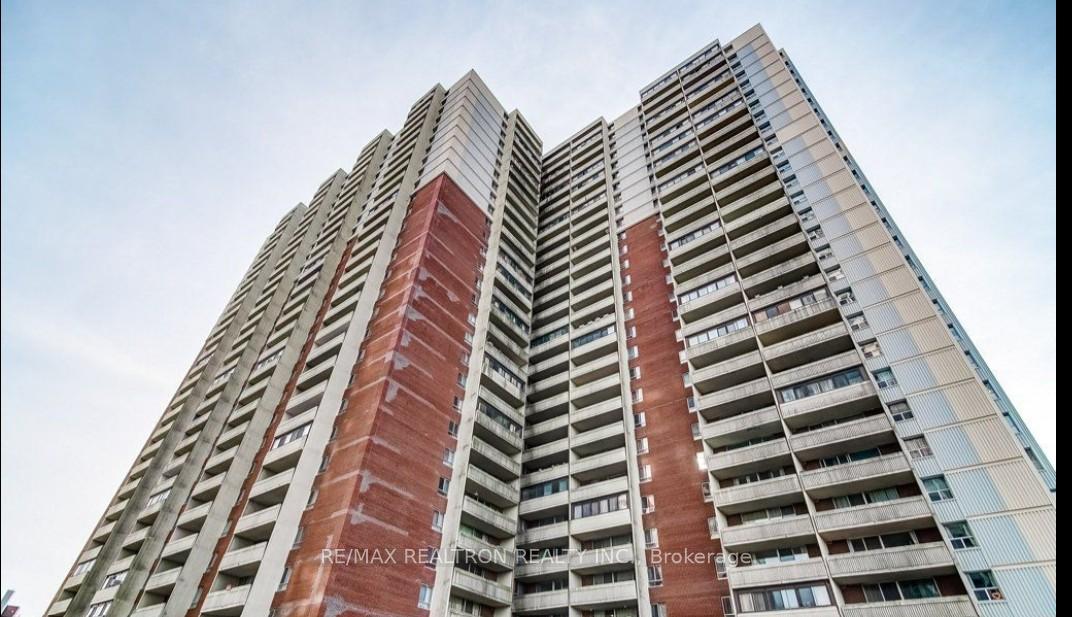 1-massey-square-east-york-ontario-e12752806