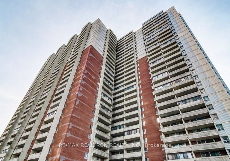 1-massey-square-east-york-ontario-e12752806