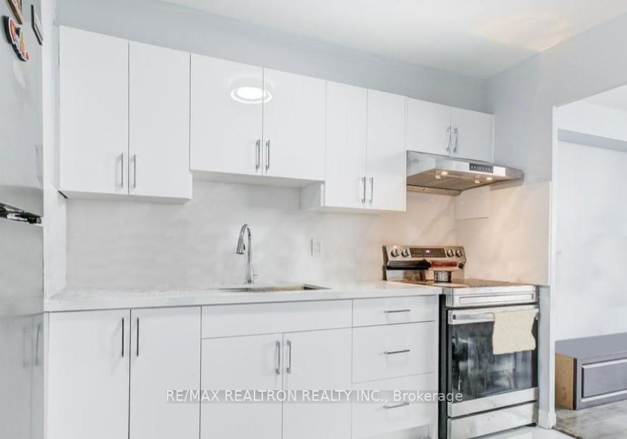 1-massey-square-east-york-ontario-e12752806