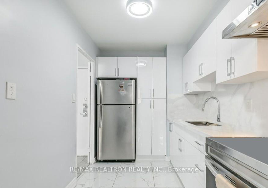 1-massey-square-east-york-ontario-e12752806