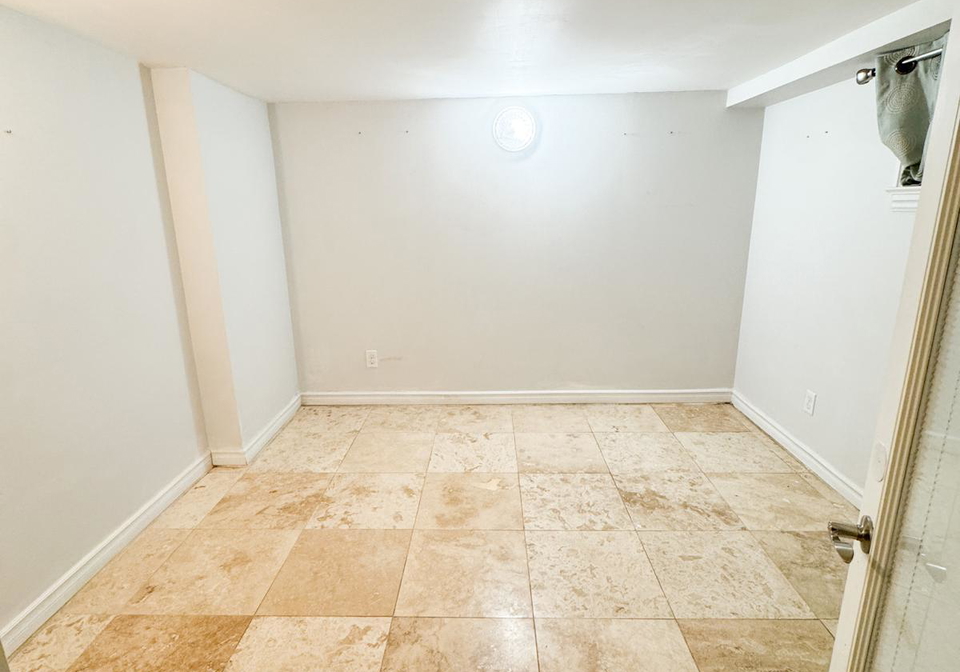 1529-queen-street-e-toronto-ontario-e12761476