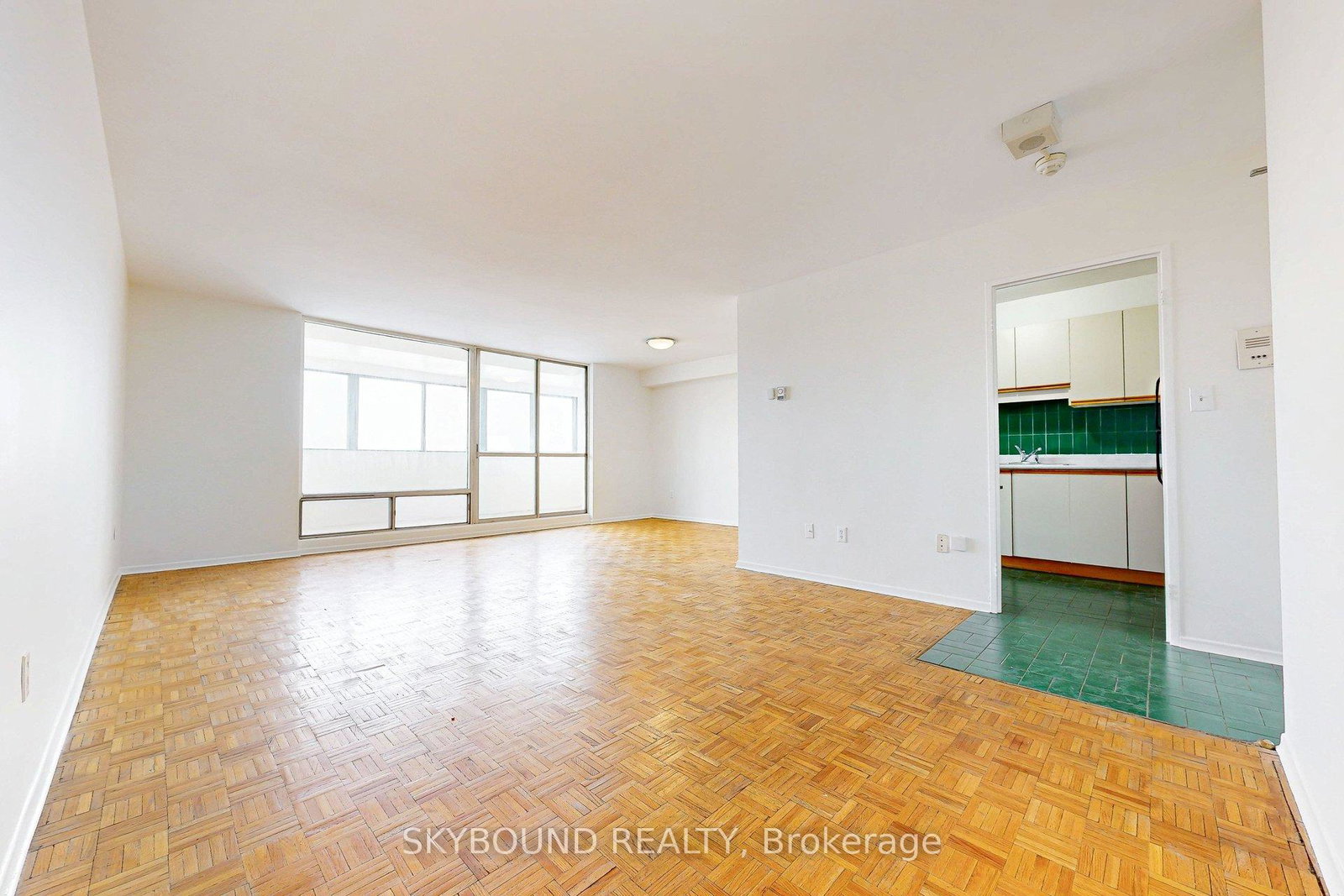 1-massey-square-east-york-ontario-e12766150