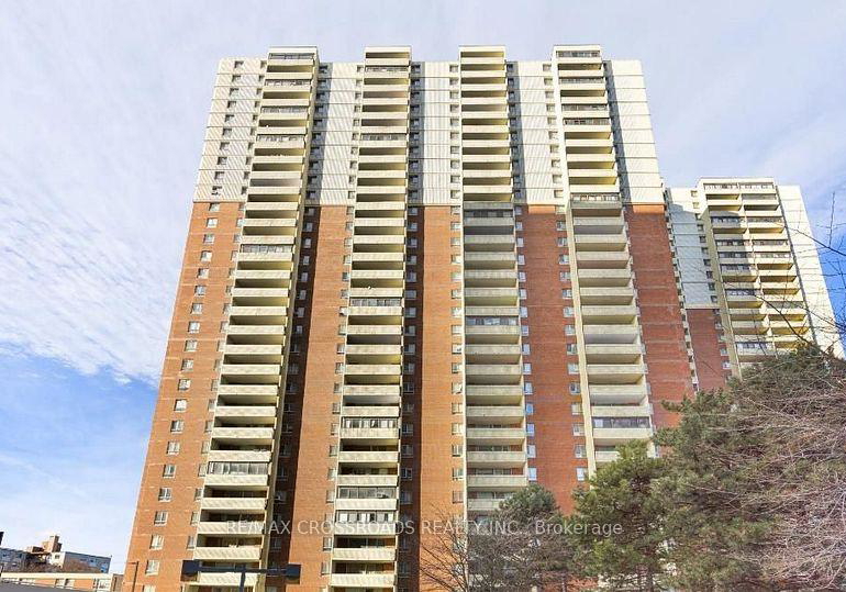 1-massey-square-east-york-ontario-e12766174