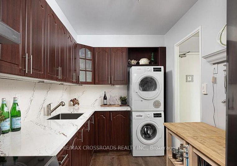 1-massey-square-east-york-ontario-e12766174