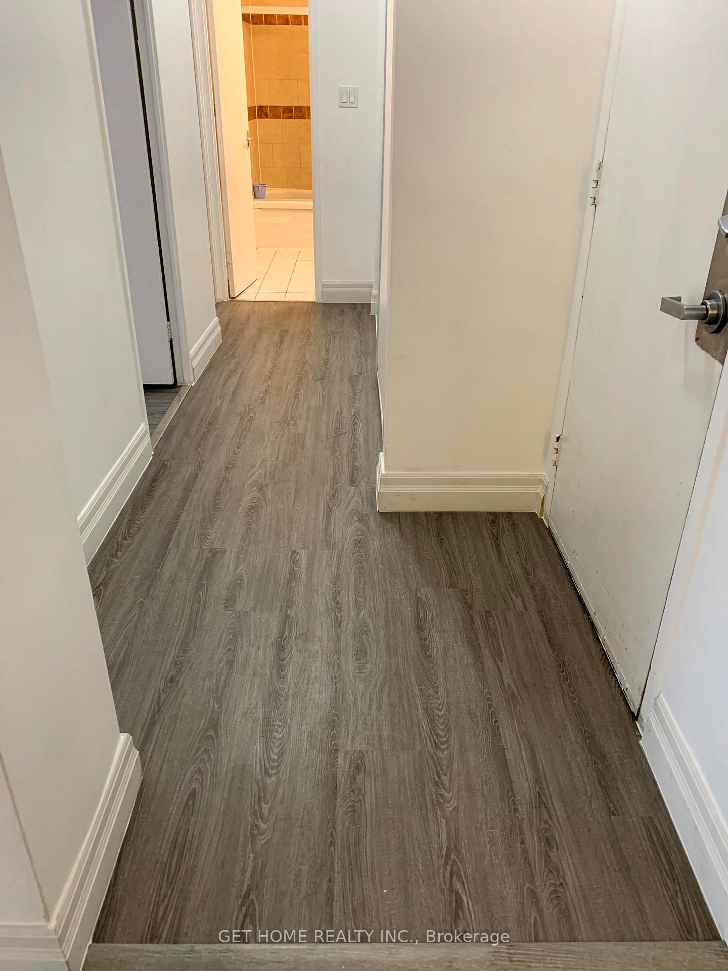 1-massey-square-east-york-ontario-e12767862