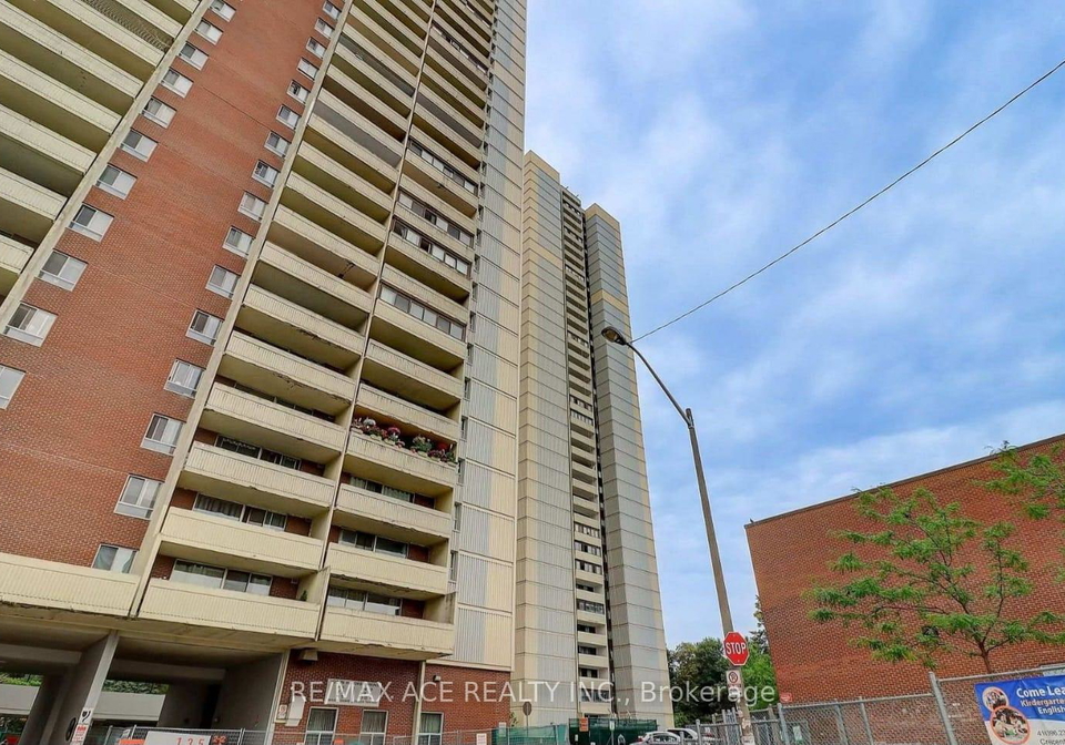 3-massey-square-east-york-ontario-e12767898