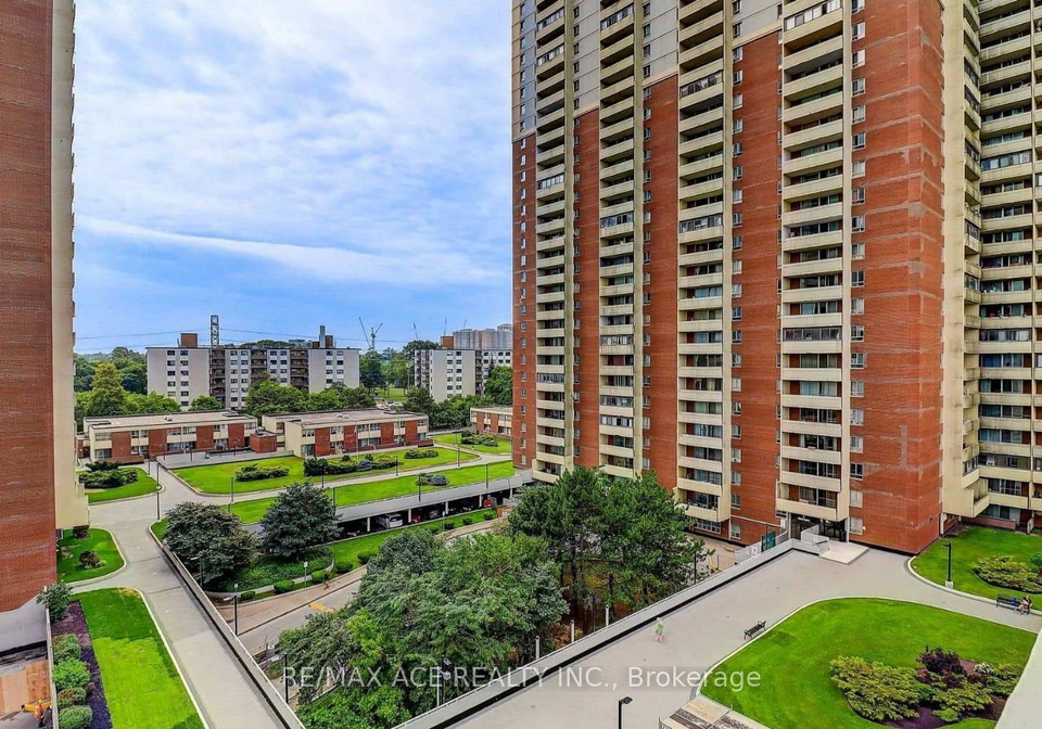 3-massey-square-east-york-ontario-e12767898