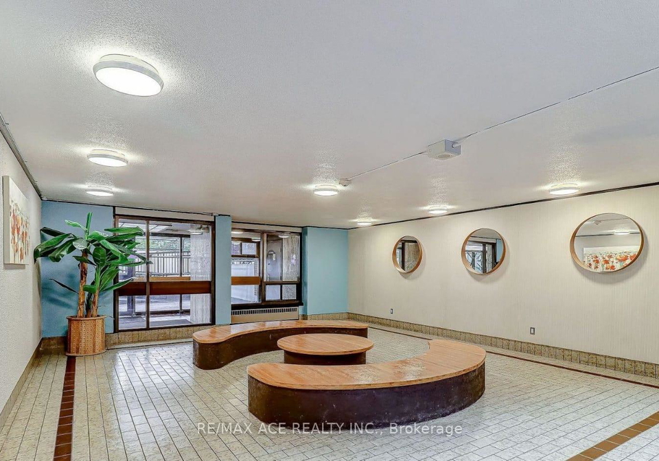 3-massey-square-east-york-ontario-e12767898