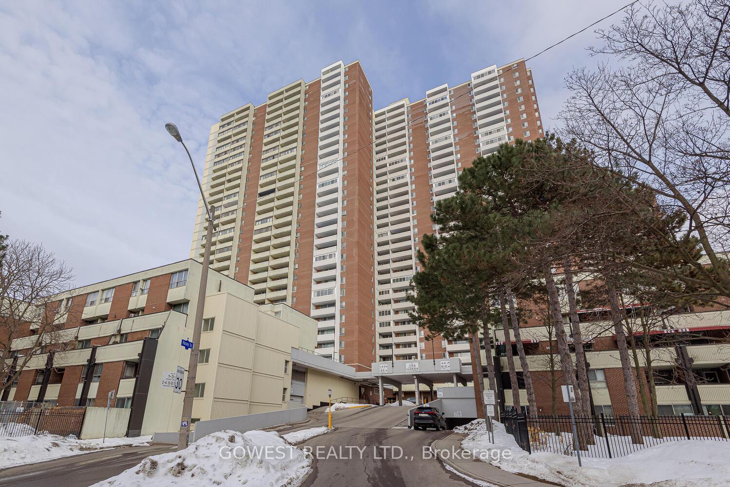 1-massey-square-east-york-ontario-e12791450