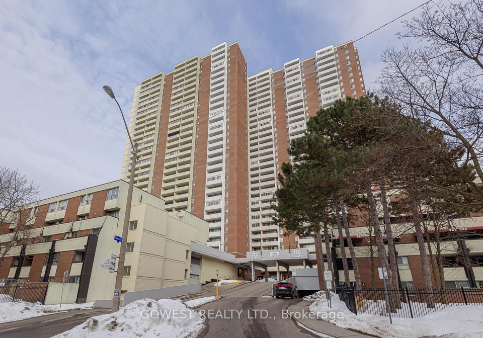 1-massey-square-east-york-ontario-e12791450