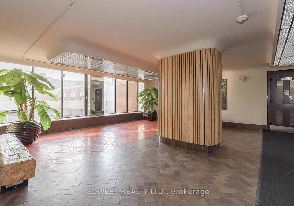 1-massey-square-east-york-ontario-e12791450