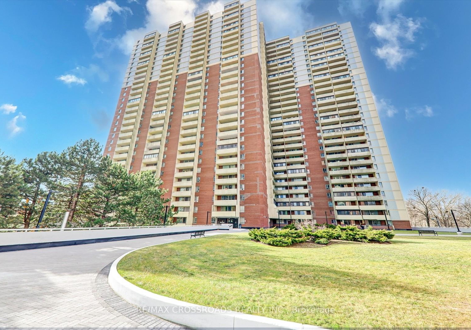 1-massey-square-east-york-ontario-e12802456