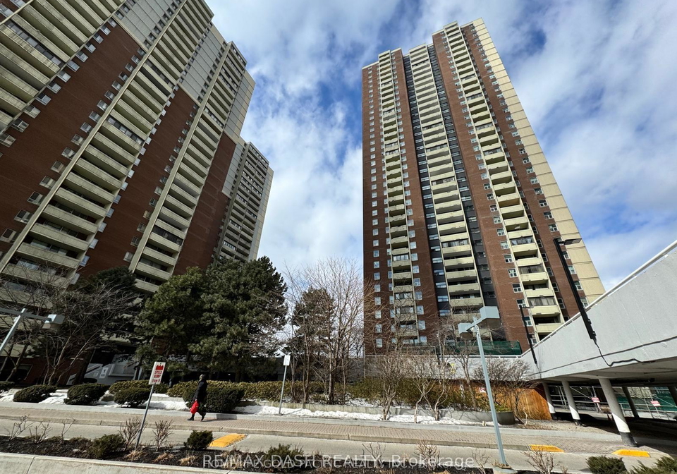 1-massey-square-east-york-ontario-e12824774