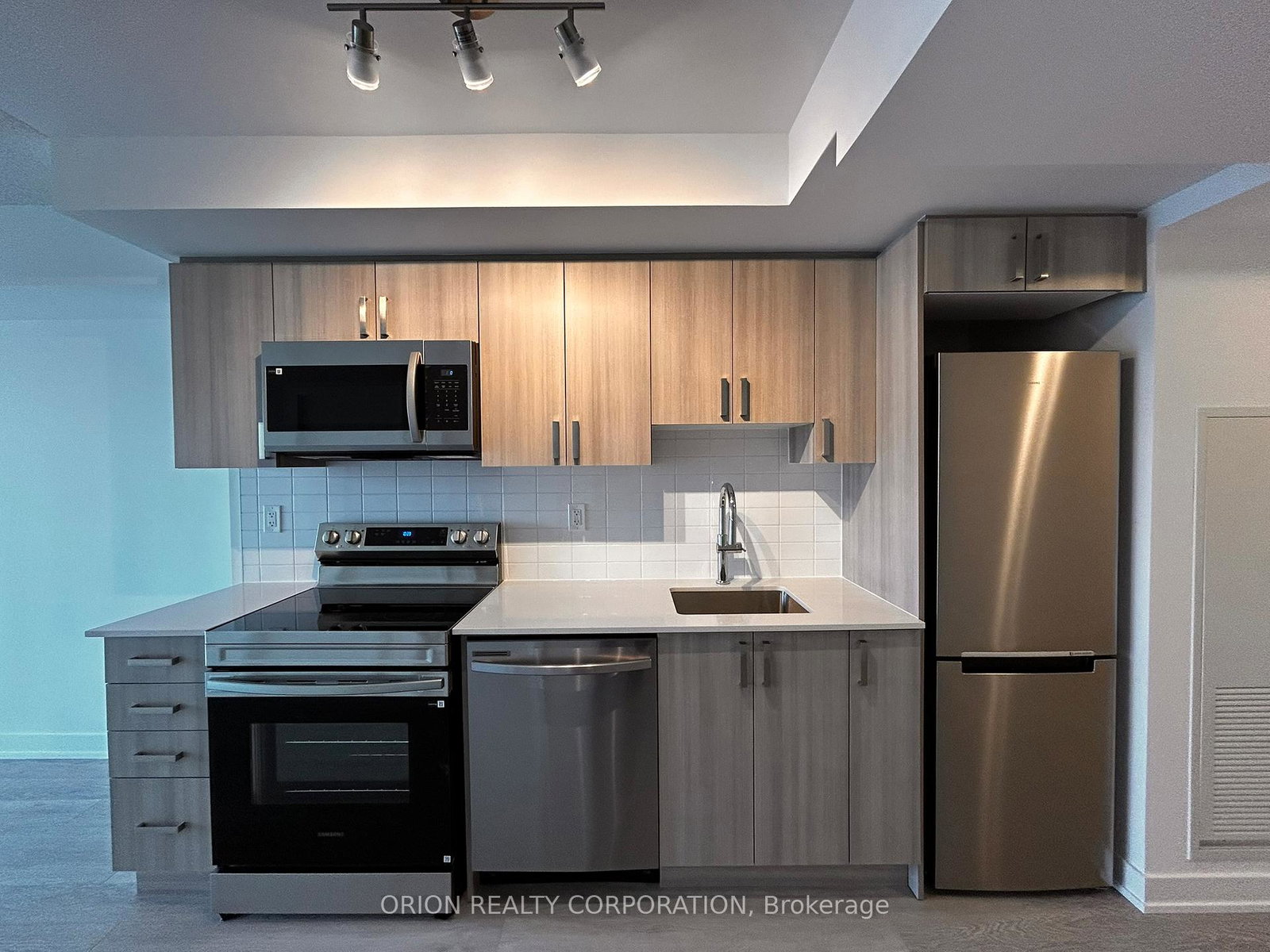 1010-sandy-beach-road-pickering-ontario-e12828710