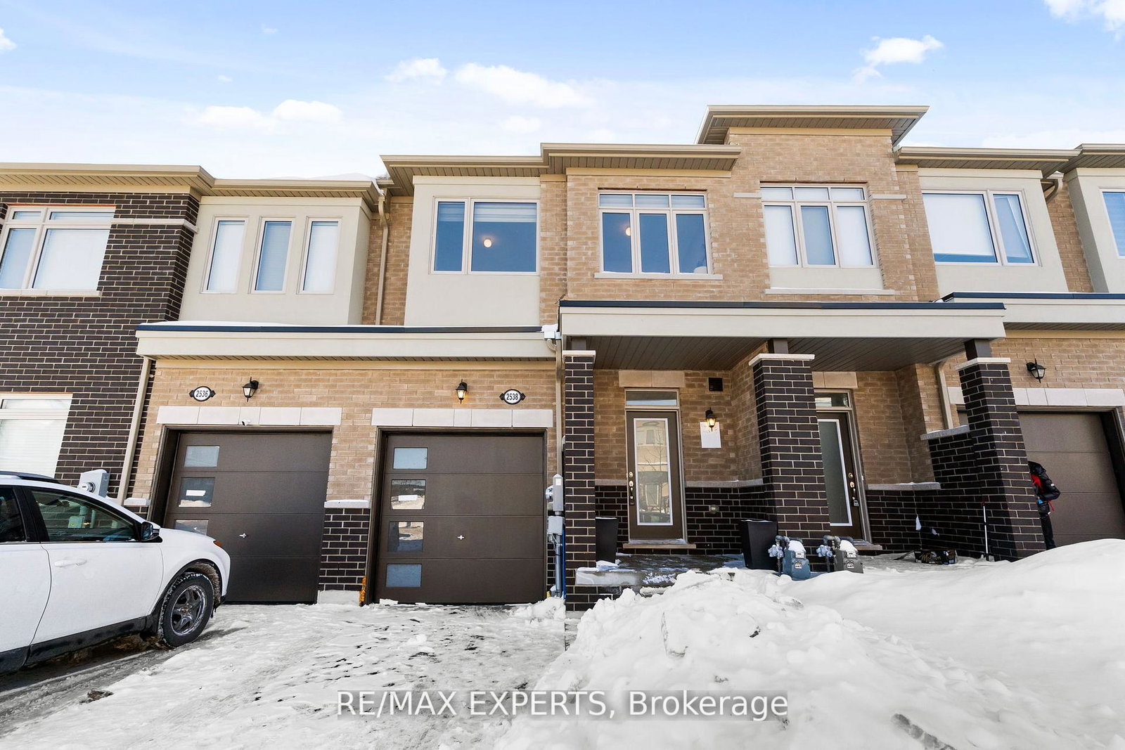2538-winter-words-drive-oshawa-ontario-e12833144