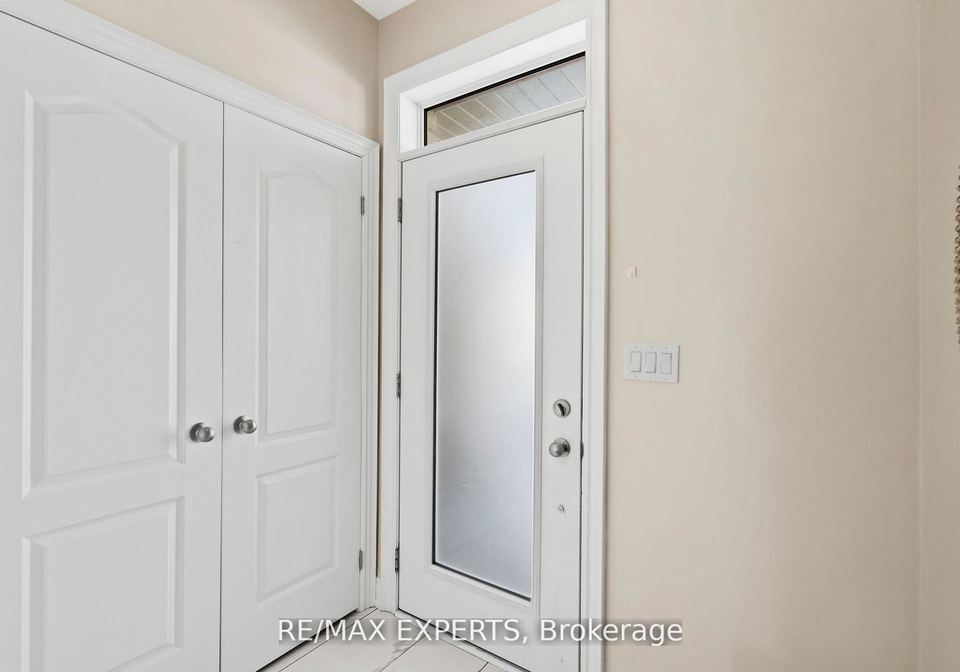 2538-winter-words-drive-oshawa-ontario-e12833144