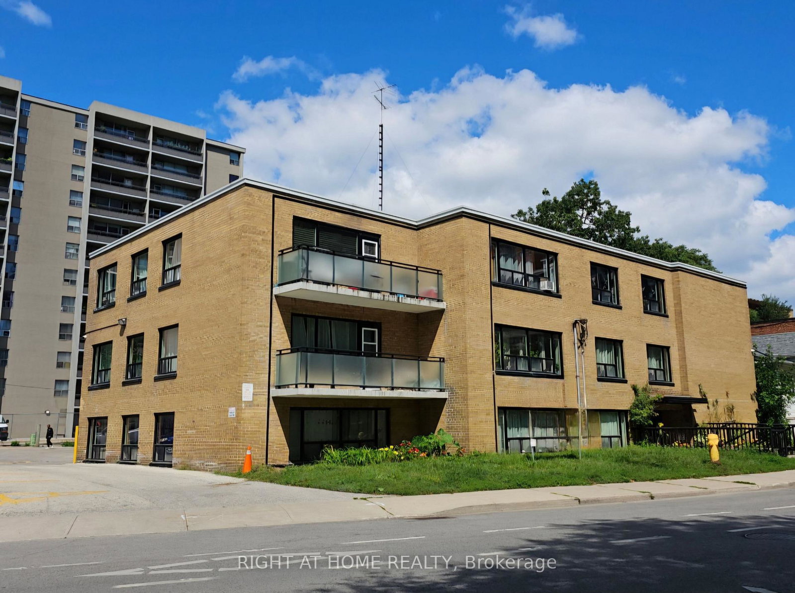 20-cosburn-avenue-east-york-ontario-e12845822