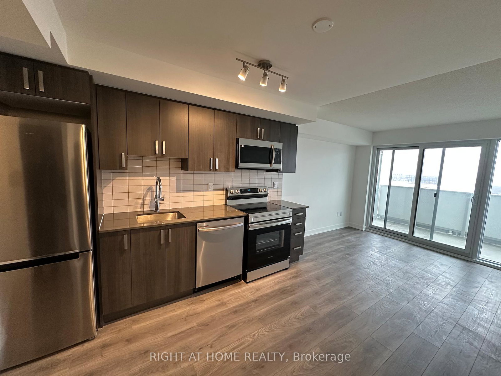 1010-sandy-beach-road-pickering-ontario-e12857924