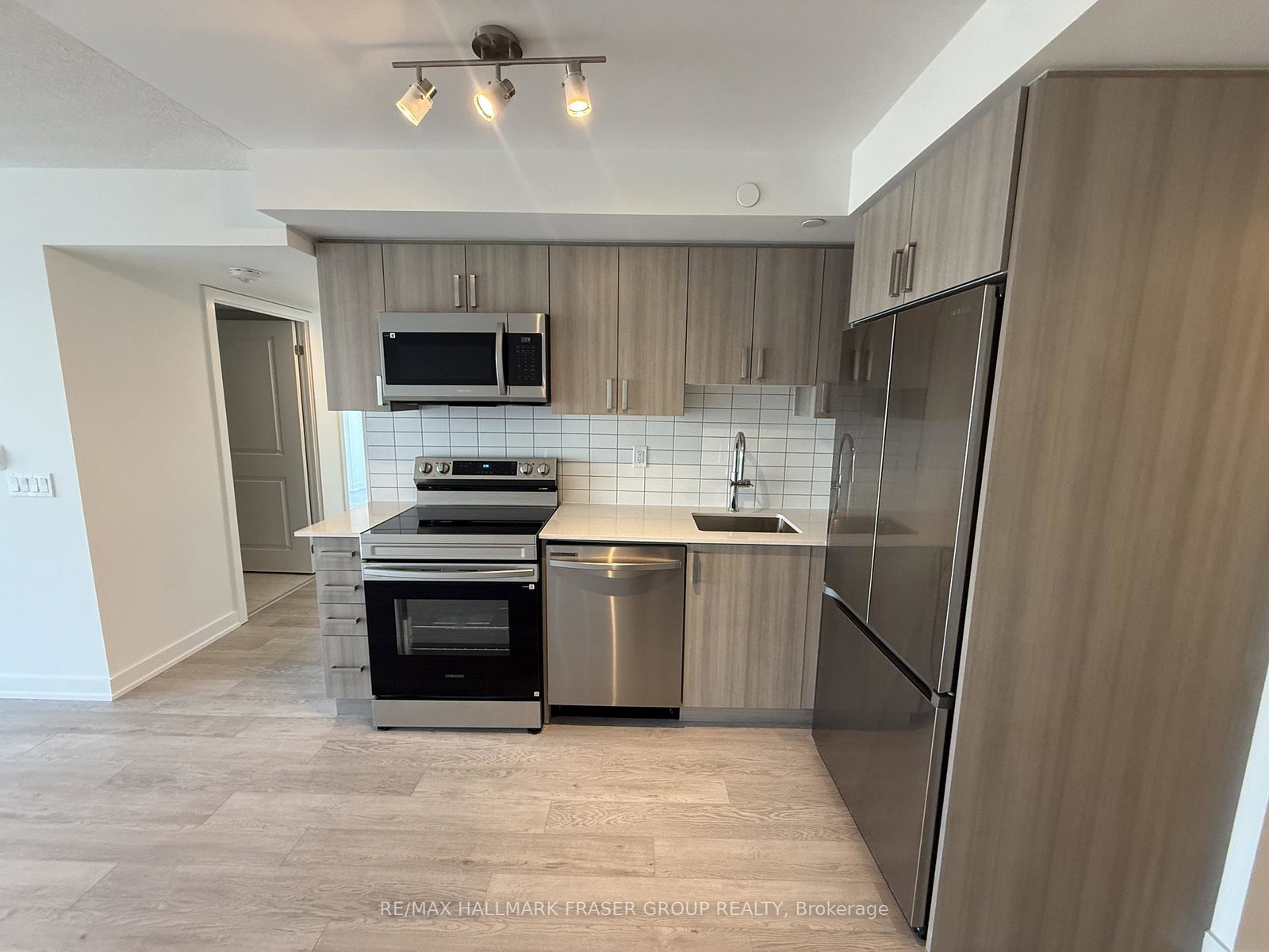 1010-sandy-beach-road-pickering-ontario-e12865576