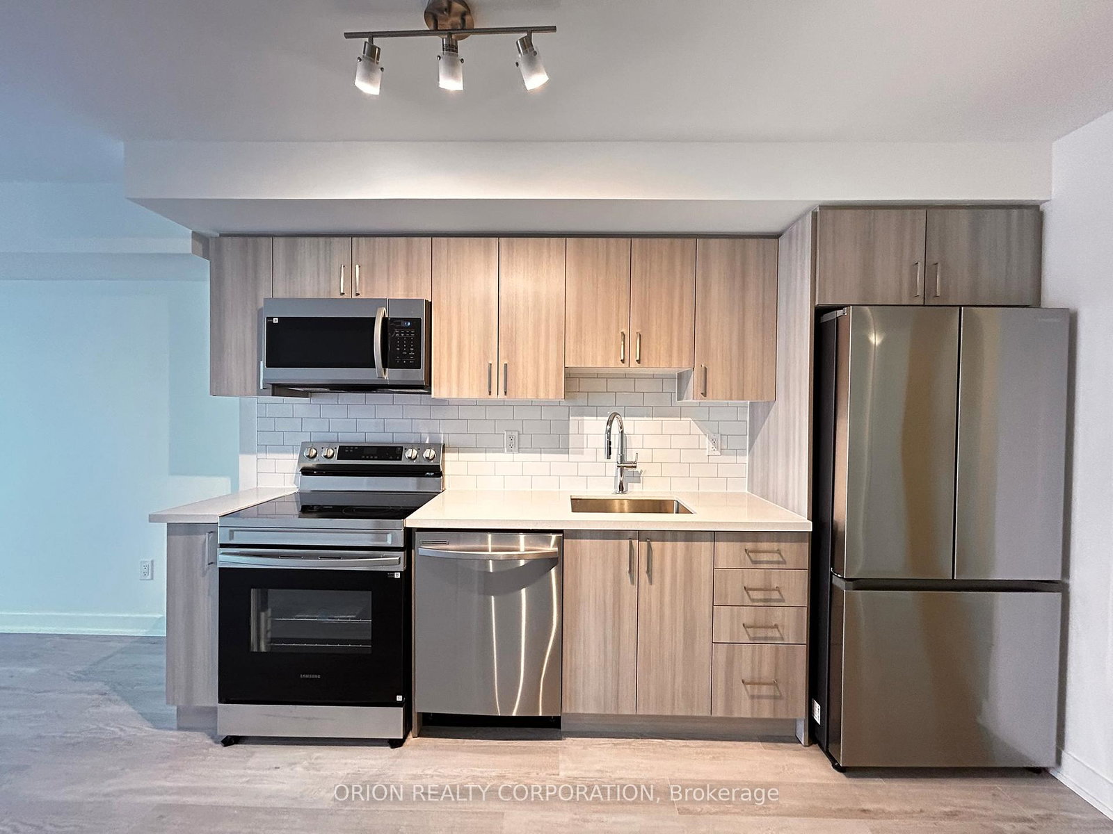 1010-sandy-beach-road-pickering-ontario-e12866394