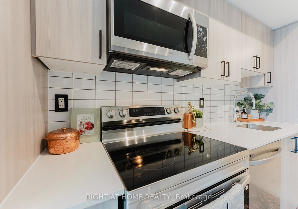 1010-sandy-beach-road-pickering-ontario-e12869326