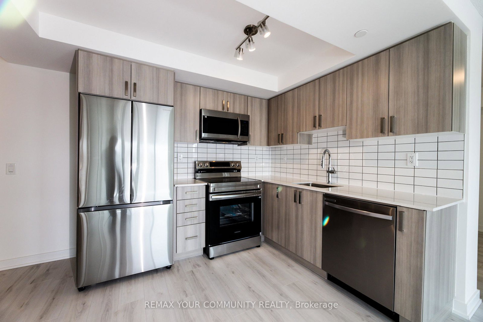 1010-sandy-beach-road-pickering-ontario-e12872788