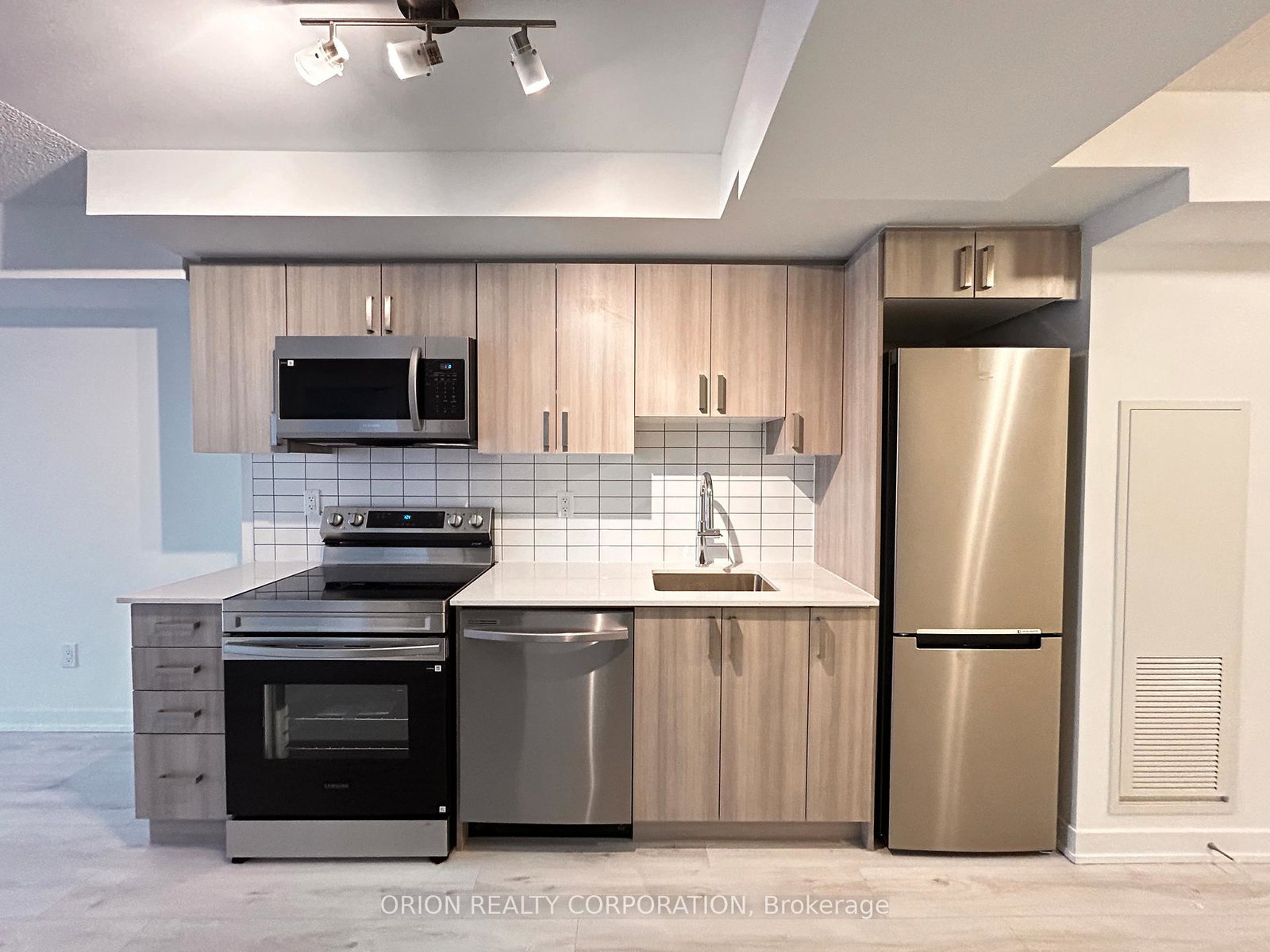 1010-sandy-beach-road-pickering-ontario-e12873108