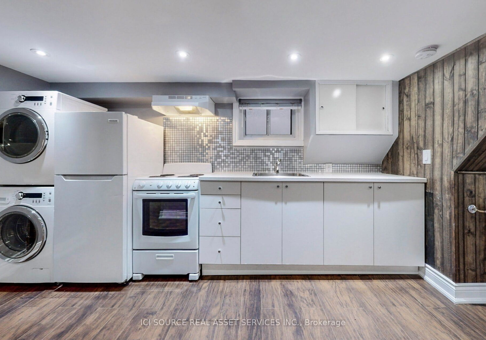 8-davies-crescent-east-york-ontario-e12874382