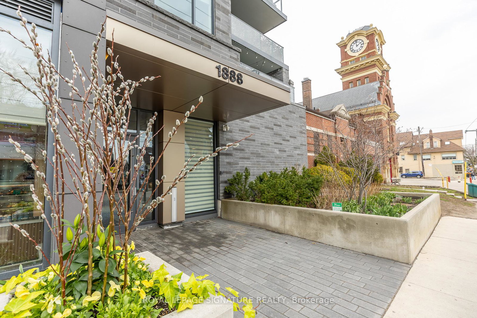 1888-queen-street-e-toronto-ontario-e12875802