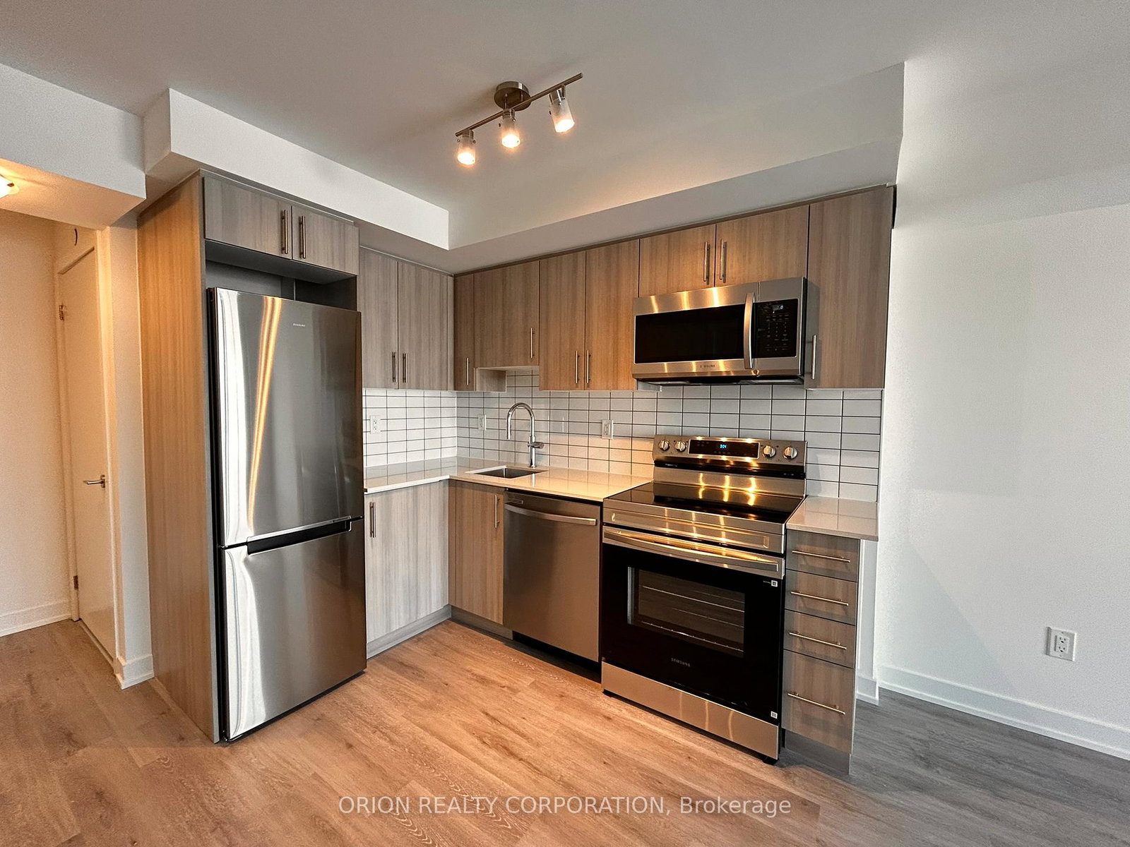 1010-sandy-beach-road-pickering-ontario-e12892334