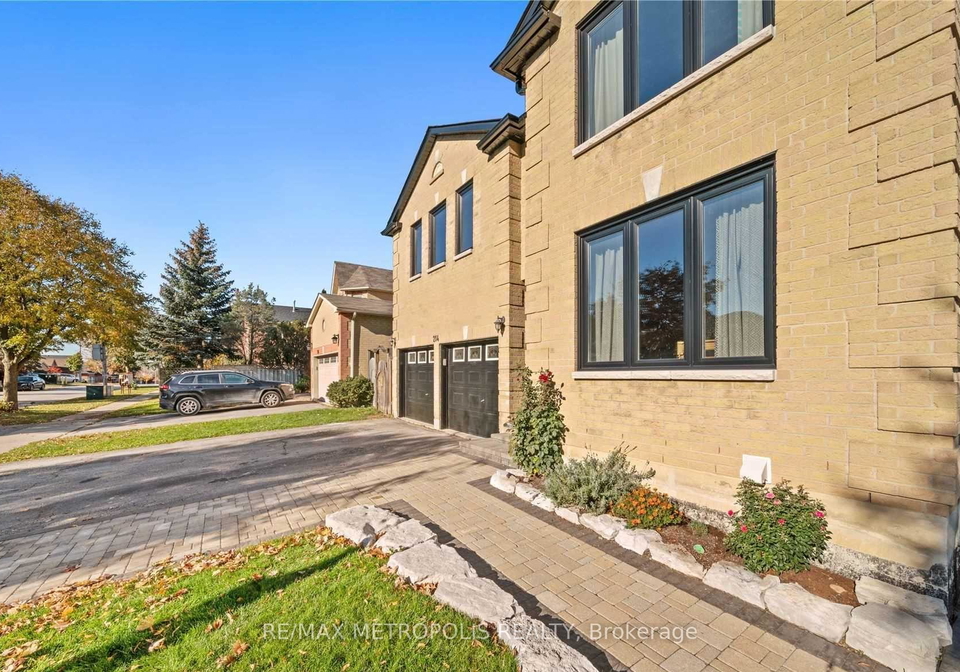 214-stonemanor-avenue-whitby-ontario-e12914832