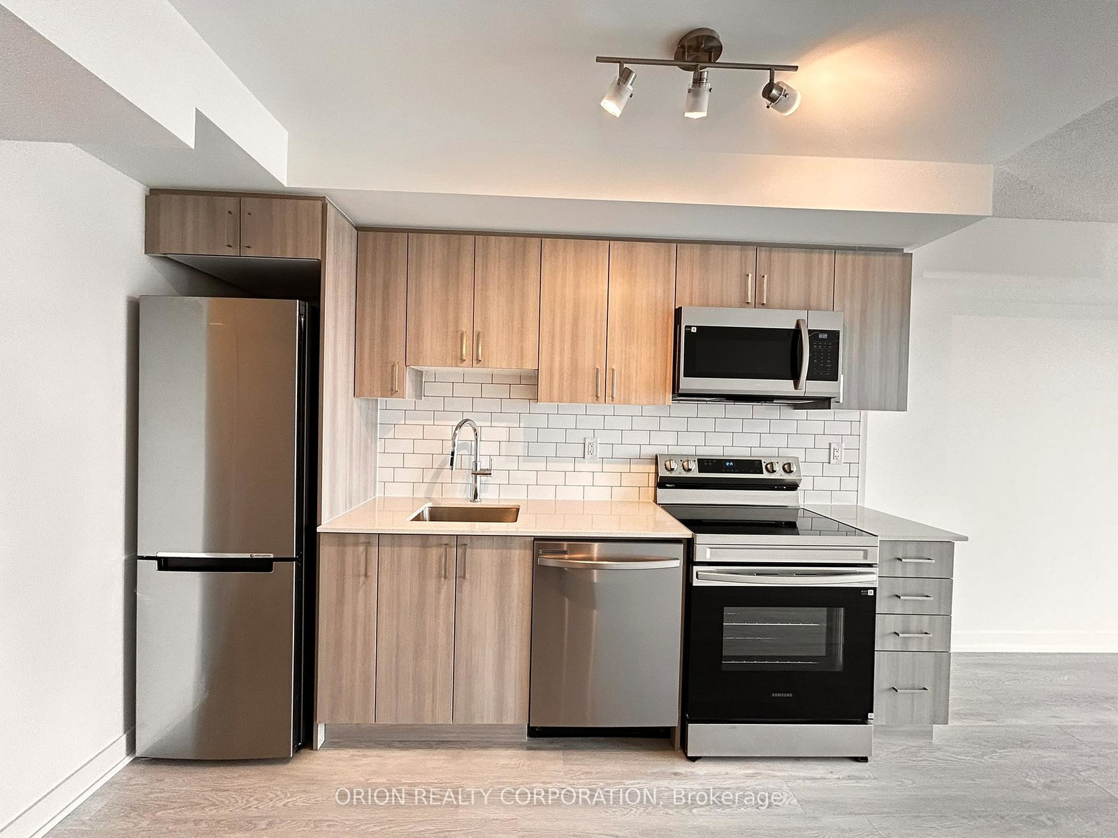 1010-sandy-beach-road-pickering-ontario-e12922886