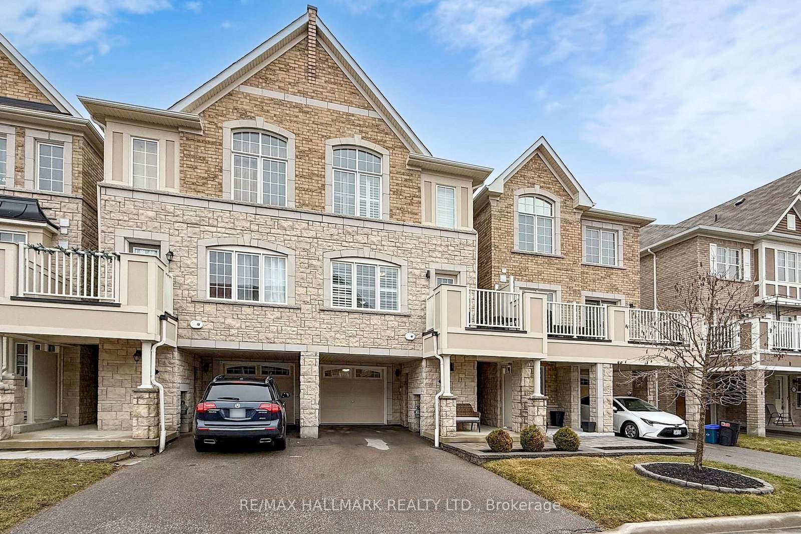 2421-fall-harvest-crescent-pickering-ontario-e12947430