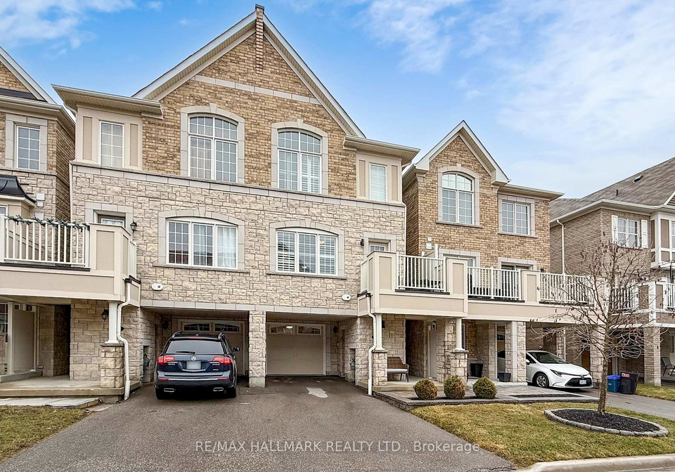 2421-fall-harvest-crescent-pickering-ontario-e12947430