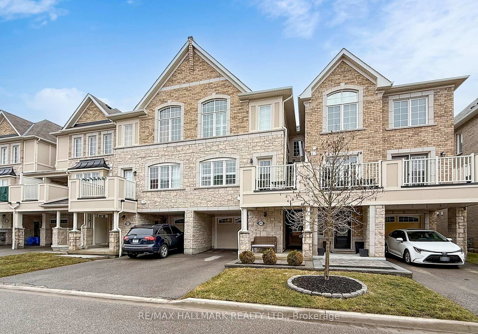 2421-fall-harvest-crescent-pickering-ontario-e12947430