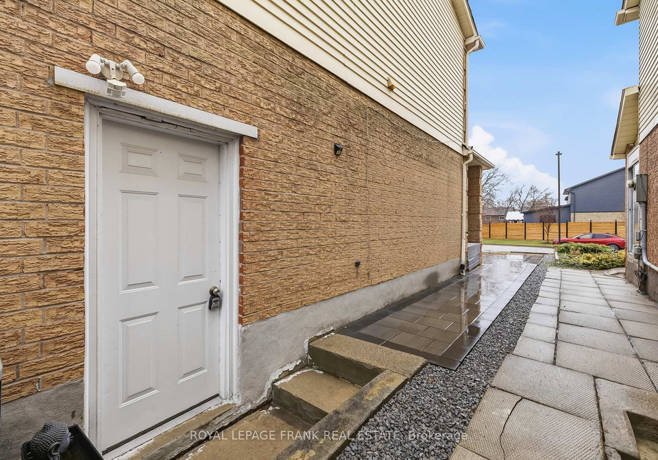 1549-woodruff-crescent-pickering-ontario-e12950502