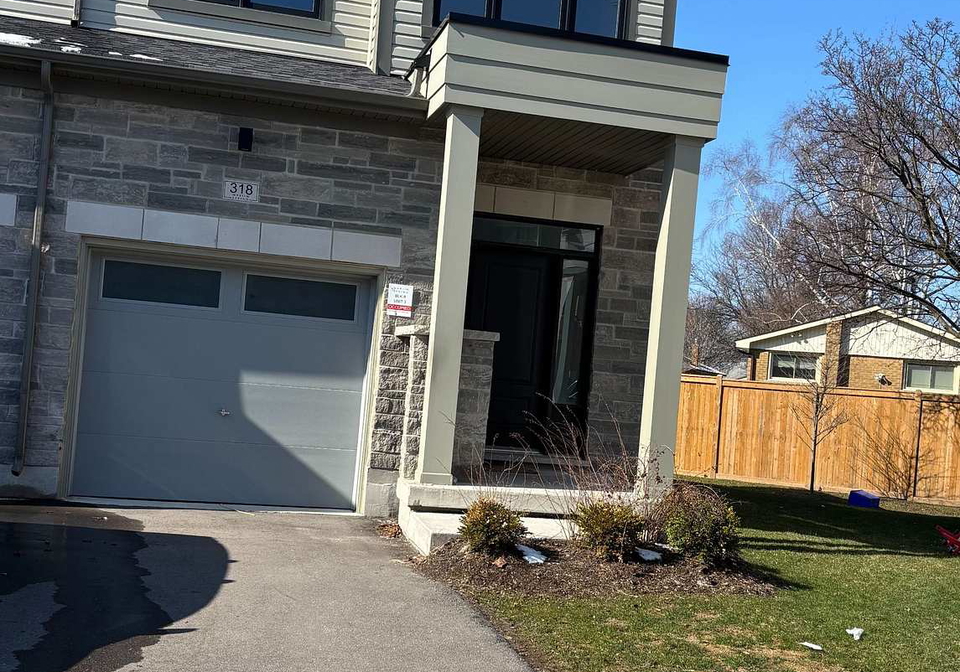 318-okanagan-path-oshawa-ontario-e12973432
