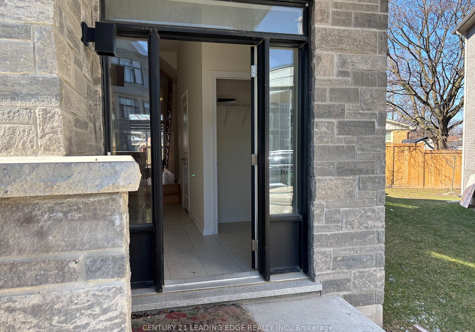 318-okanagan-path-oshawa-ontario-e12973432