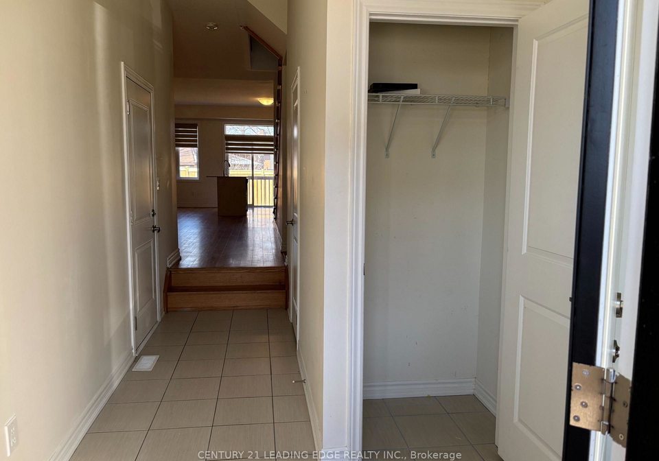 318-okanagan-path-oshawa-ontario-e12973432