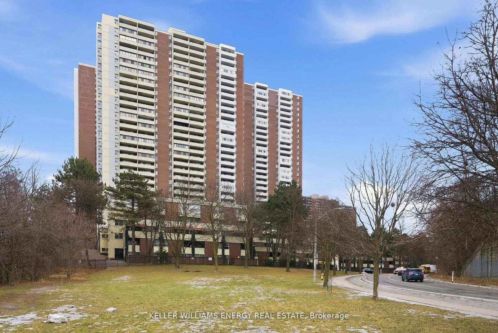 1-massey-square-east-york-ontario-e12978820
