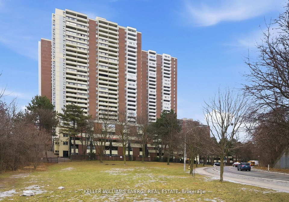 1-massey-square-east-york-ontario-e12978820