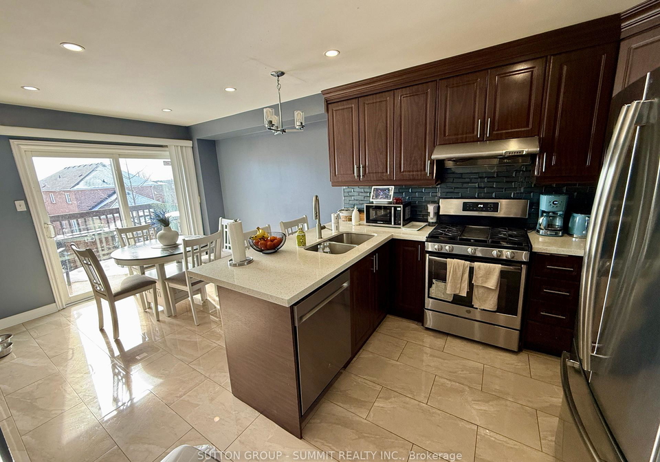 60-batt-crescent-ajax-ontario-e12990984