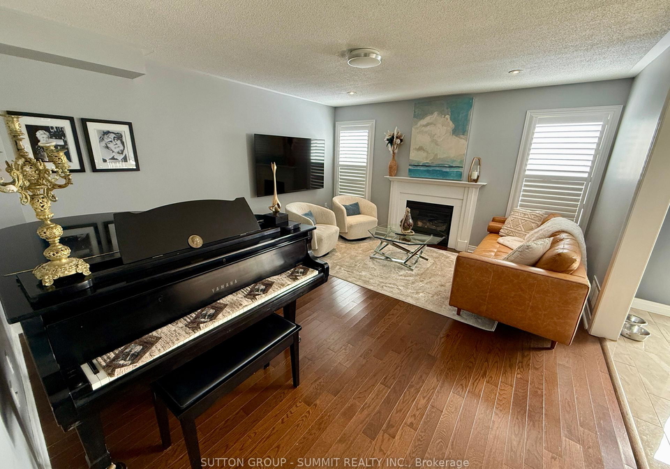 60-batt-crescent-ajax-ontario-e12990984
