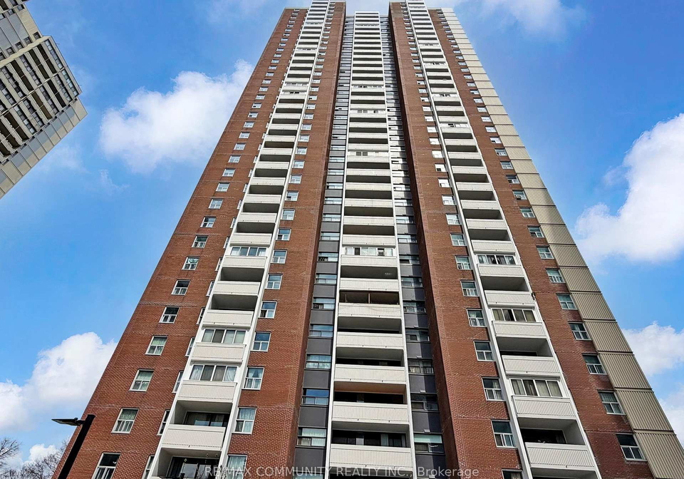 3-massey-square-east-york-ontario-e13009892