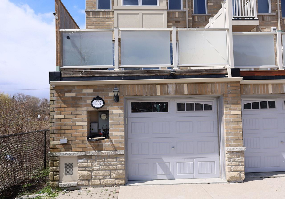1309-danforth-road-scarborough-ontario-e13016934