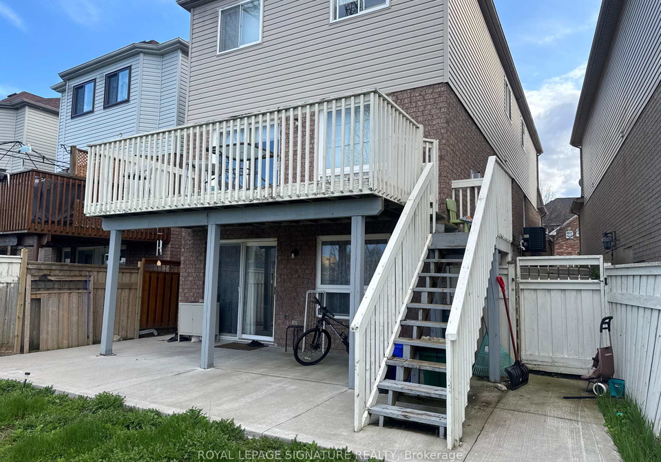 1585-avonmore-square-pickering-ontario-e13027968