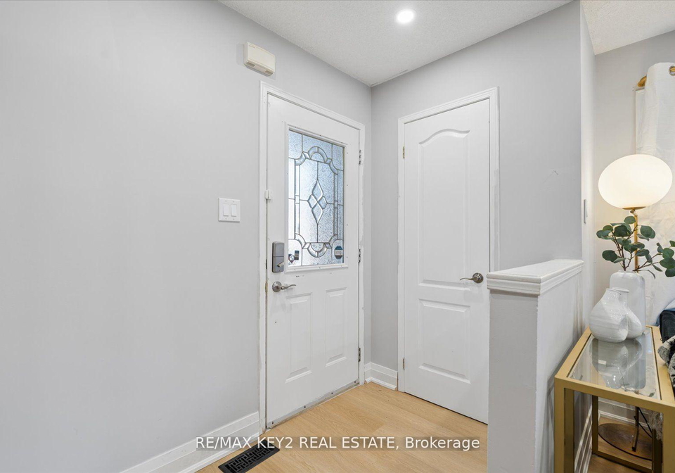 1652-autumn-crescent-pickering-ontario-e13028802