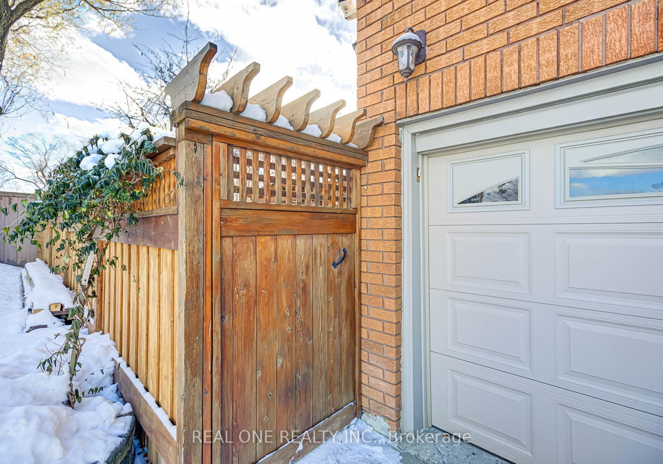 2-grittani-lane-scarborough-ontario-e13045804