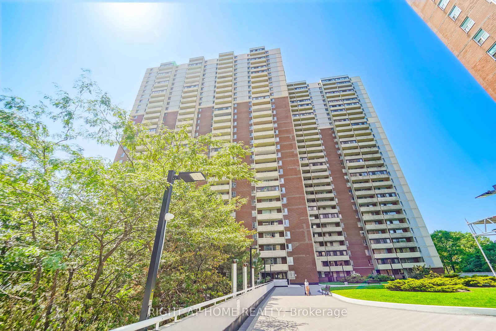 1-massey-square-east-york-ontario-e13048516